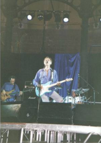 Mel Galley from Whitesnake at full tilt.